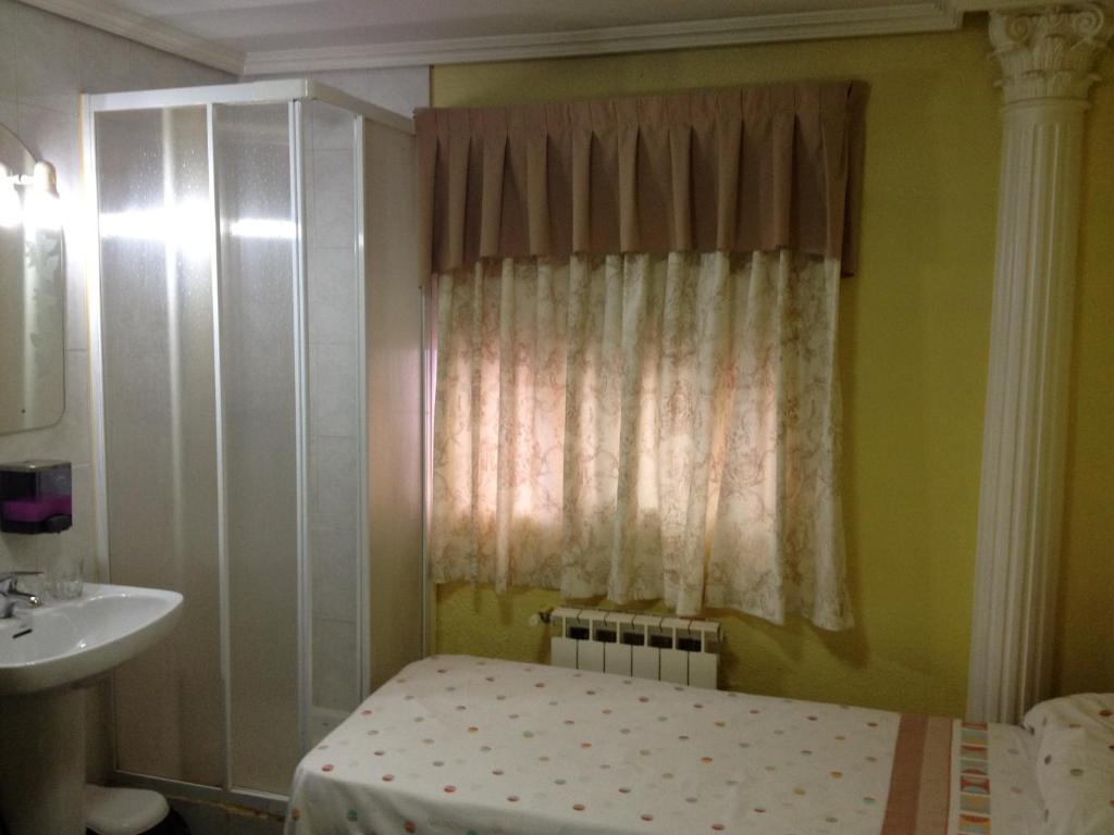 Hostal Jacinto Alcalá de Henares Zewnętrze zdjęcie