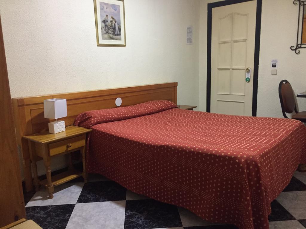 Hostal Jacinto Alcalá de Henares Zewnętrze zdjęcie