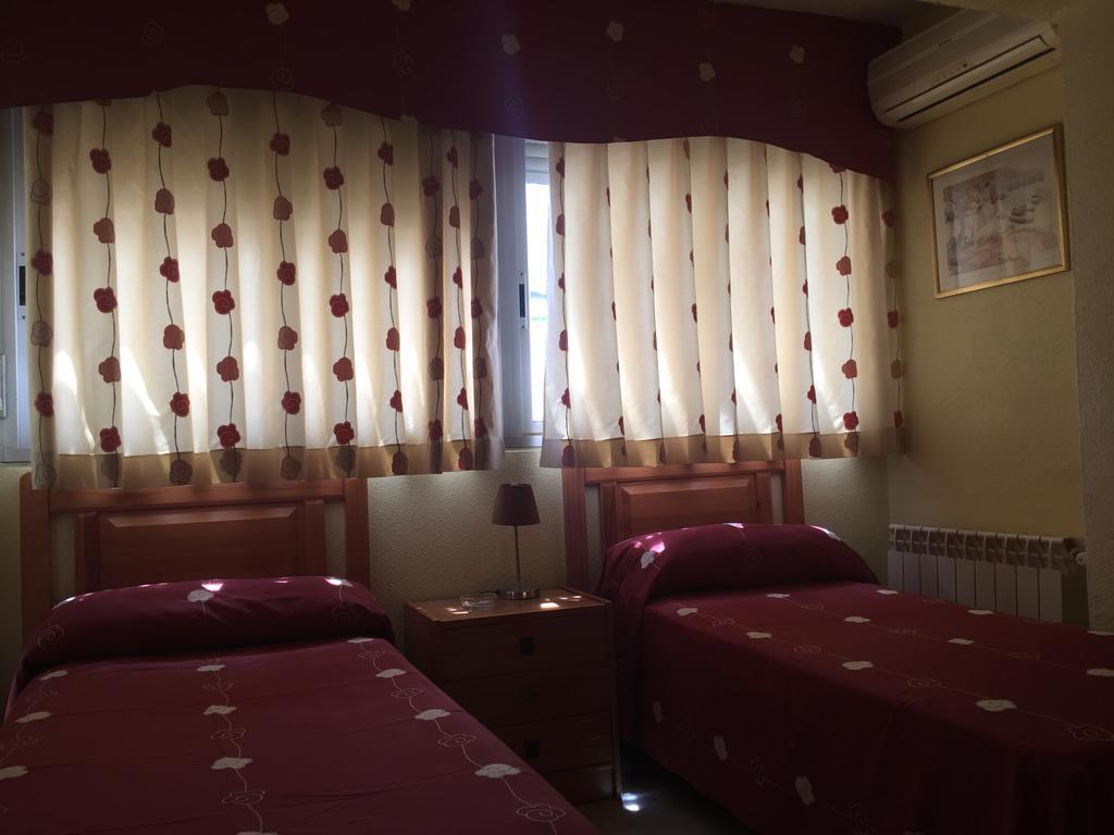 Hostal Jacinto Alcalá de Henares Zewnętrze zdjęcie