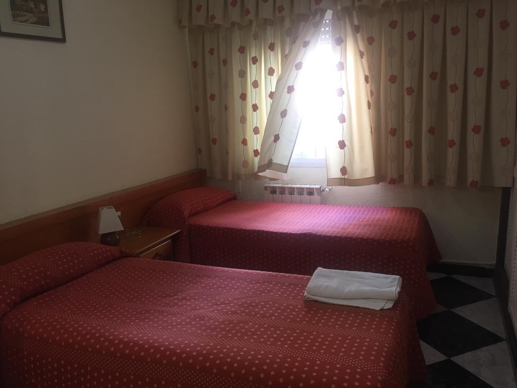 Hostal Jacinto Alcalá de Henares Zewnętrze zdjęcie