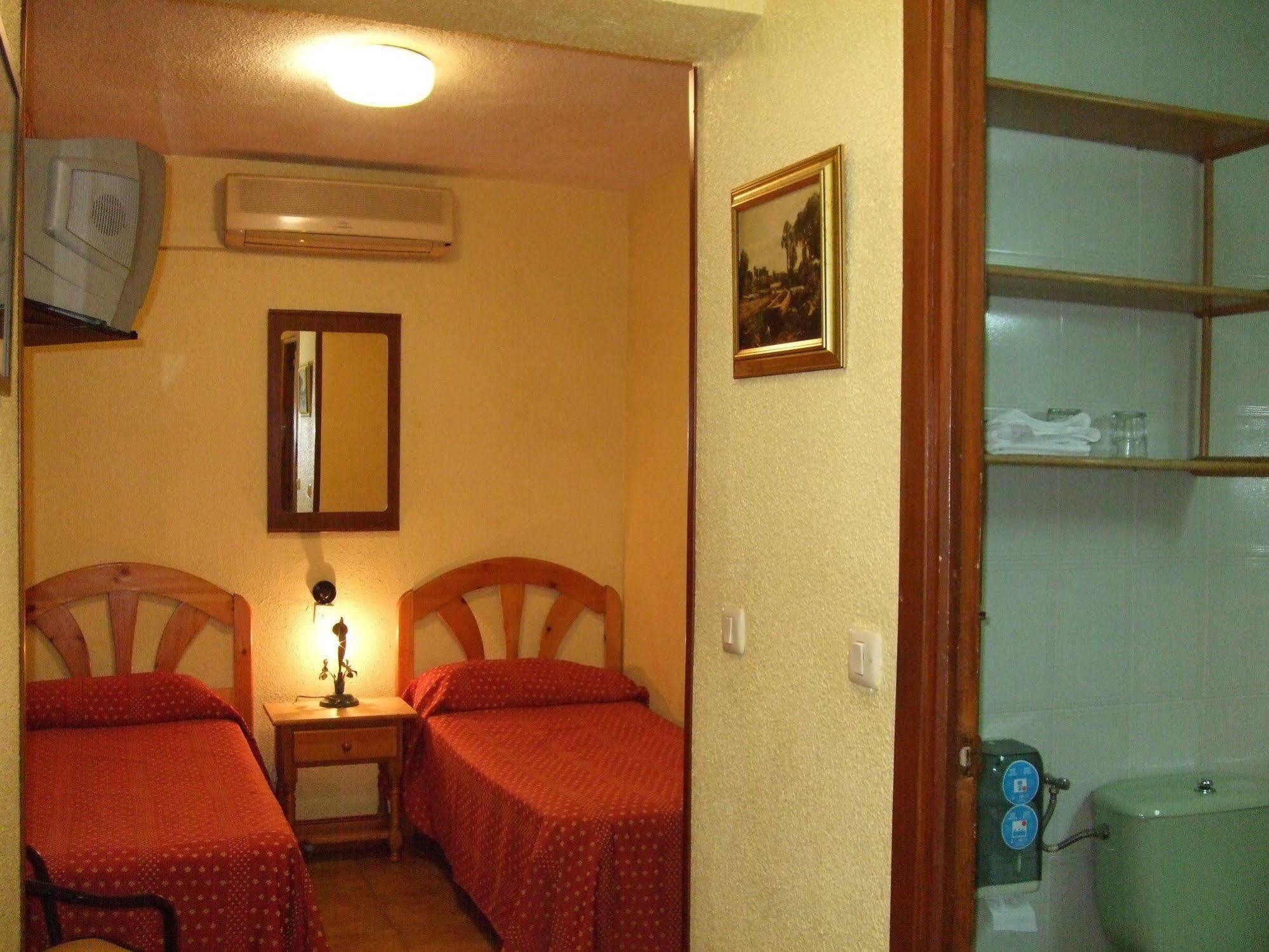 Hostal Jacinto Alcalá de Henares Zewnętrze zdjęcie